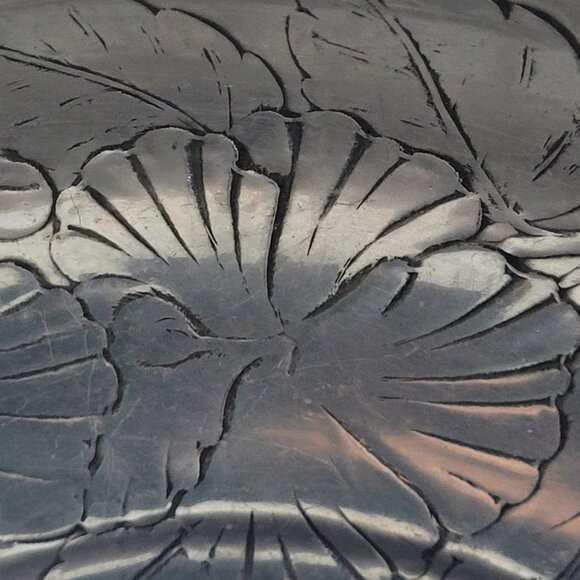 VTG Aluminum bowl with intricate floral design, crimped edging, hammered bottom - Picture 6 of 7